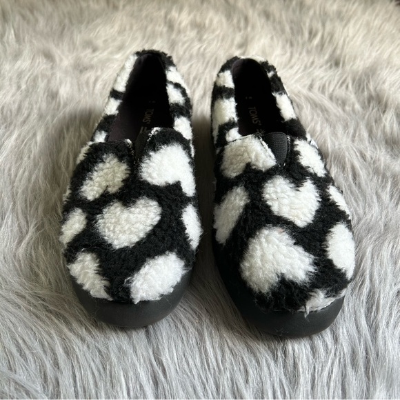 TOMS Slip On Shoes Womens Size 7 Black White Fuzzy Hearts Lightweight - Picture 3 of 6